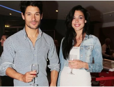 Ιωάννα Τριανταφυλλίδου- Πάνος Βλαχος: Αγκαλιά στην πρεμιέρα της ταινίας «Αιγαίο SOS» (φωτο)